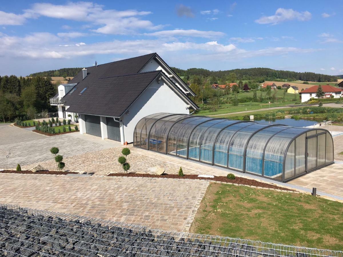 Landhaus Ferienwohnungen Mit Pool Und Wellness Neukirchen-Balbini المظهر الخارجي الصورة
