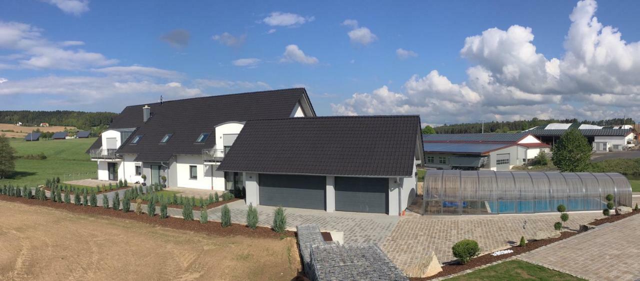 Landhaus Ferienwohnungen Mit Pool Und Wellness Neukirchen-Balbini المظهر الخارجي الصورة